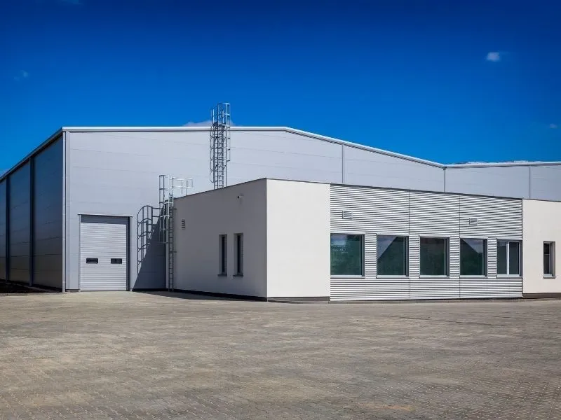 Geniş kapılı, modern depo binası